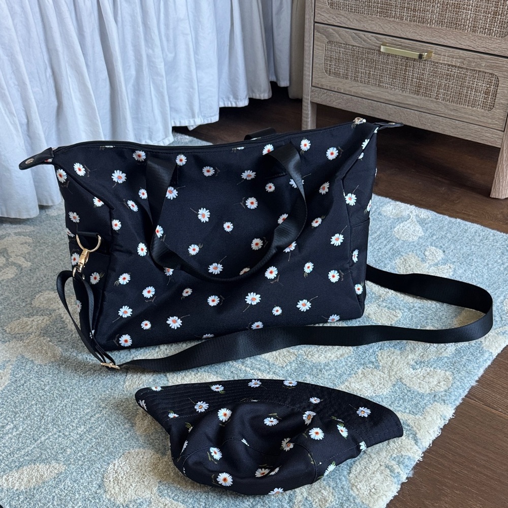 Alice + Olivia Black Daisy Print Tote w Matching Bucket Hat